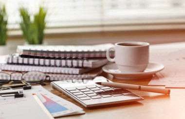 Ofiste masanın üstünde iş yapmak için eşyalar.