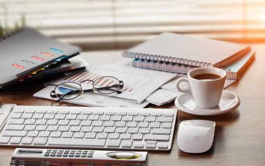 Ofiste masanın üstünde iş yapmak için eşyalar.