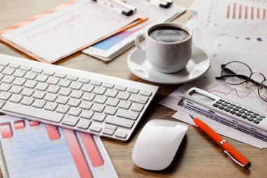 Ofiste masanın üstünde iş yapmak için eşyalar.