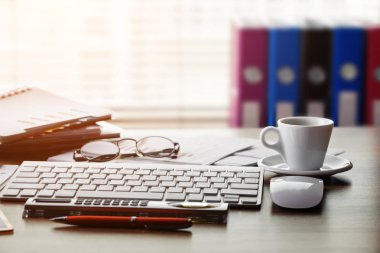 Ofiste masanın üstünde iş yapmak için eşyalar.