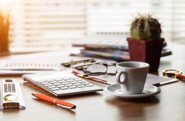 Ofiste masanın üstünde iş yapmak için eşyalar.