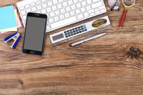 Ofiste masanın üstünde iş yapmak için eşyalar.