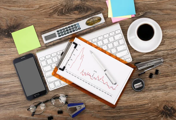 Ofiste masanın üstünde iş yapmak için eşyalar.