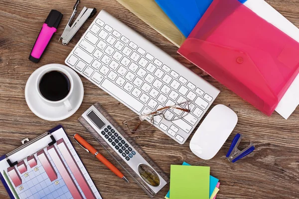 Ofiste masanın üstünde iş yapmak için eşyalar.