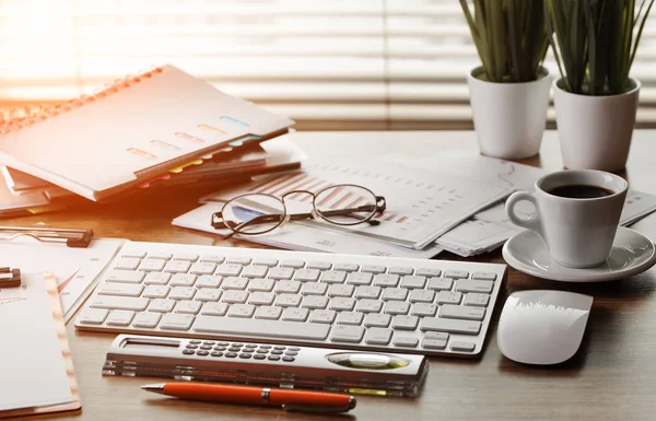 Ofiste masanın üstünde iş yapmak için eşyalar.