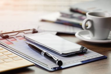 Ofiste masanın üstünde iş yapmak için eşyalar.