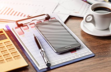 Ofiste masanın üstünde iş yapmak için eşyalar.