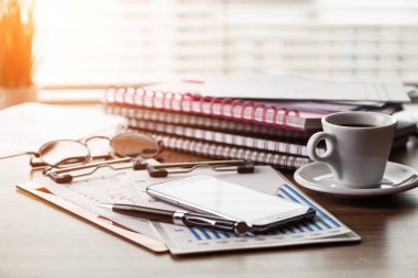 Ofiste masanın üstünde iş yapmak için eşyalar.