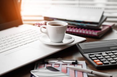 Ofiste masanın üstünde iş yapmak için eşyalar.