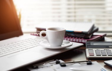 Ofiste masanın üstünde iş yapmak için eşyalar.