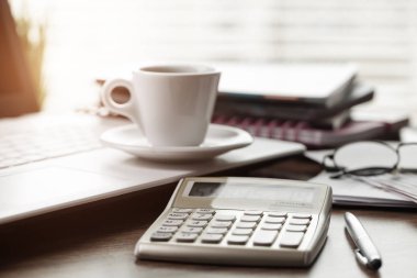 Ofiste masanın üstünde iş yapmak için eşyalar.