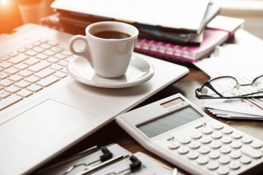 Ofiste masanın üstünde iş yapmak için eşyalar.