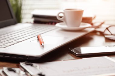 Ofiste masanın üstünde iş yapmak için eşyalar.