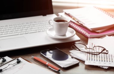 Ofiste masanın üstünde iş yapmak için eşyalar.