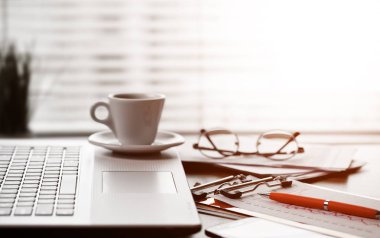 Ofiste masanın üstünde iş yapmak için eşyalar.