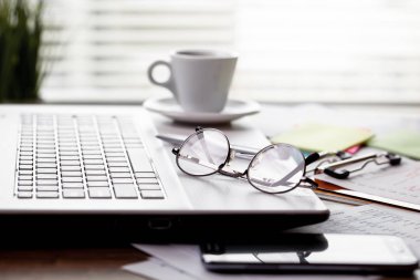 Ofiste masanın üstünde iş yapmak için eşyalar.