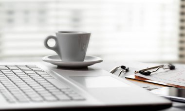 Ofiste masanın üstünde iş yapmak için eşyalar.