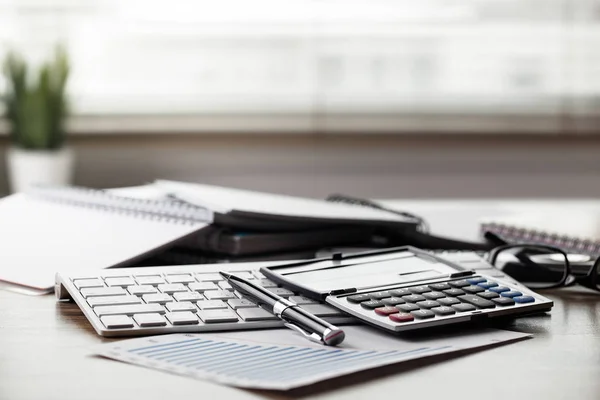 Ofiste masanın üstünde iş yapmak için eşyalar.