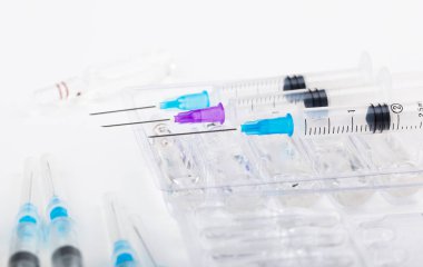 Beyaz arka planda enjeksiyon için tıbbi şırıngalar