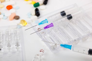 Beyaz arka planda enjeksiyon için tıbbi şırıngalar