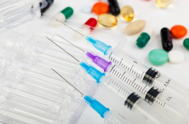 Beyaz arka planda enjeksiyon için tıbbi şırıngalar