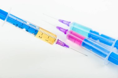 Beyaz arka planda enjeksiyon için tıbbi şırıngalar