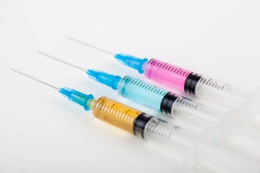 Beyaz arka planda enjeksiyon için tıbbi şırıngalar