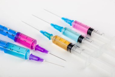 Beyaz arka planda enjeksiyon için tıbbi şırıngalar
