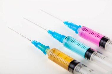 Beyaz arka planda enjeksiyon için tıbbi şırıngalar