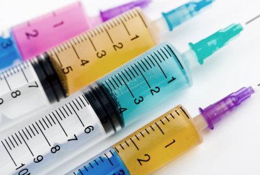 Beyaz arka planda enjeksiyon için tıbbi şırıngalar