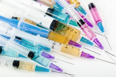 Beyaz arka planda enjeksiyon için tıbbi şırıngalar