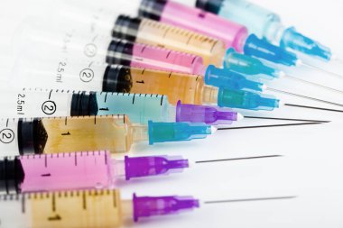 Beyaz arka planda enjeksiyon için tıbbi şırıngalar