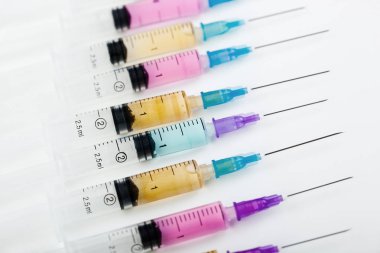 Beyaz arka planda enjeksiyon için tıbbi şırıngalar
