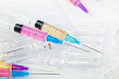 Beyaz arka planda enjeksiyon için tıbbi şırıngalar