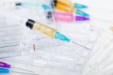 Beyaz arka planda enjeksiyon için tıbbi şırıngalar