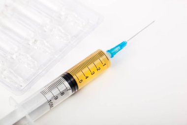 Beyaz arka planda enjeksiyon için tıbbi şırıngalar