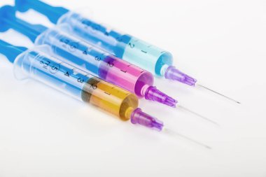 Beyaz arka planda enjeksiyon için tıbbi şırıngalar