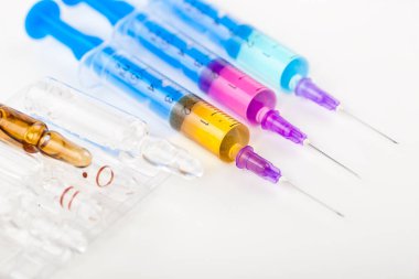 Beyaz arka planda enjeksiyon için tıbbi şırıngalar