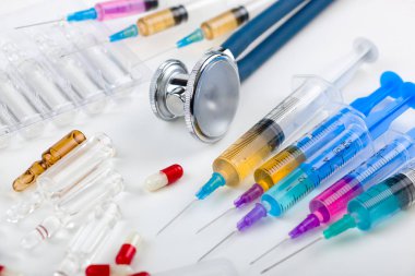 Beyaz arka planda enjeksiyon için tıbbi şırıngalar