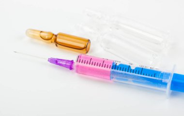 Beyaz arka planda enjeksiyon için tıbbi şırıngalar