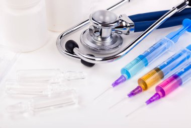 Beyaz arka planda enjeksiyon için tıbbi şırıngalar