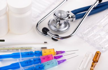 Beyaz arka planda enjeksiyon için tıbbi şırıngalar