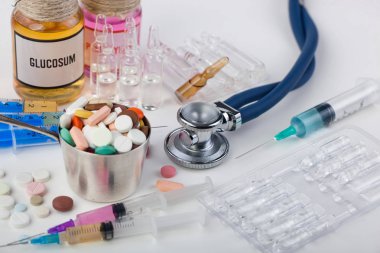 Beyaz arka planda enjeksiyon için tıbbi şırıngalar