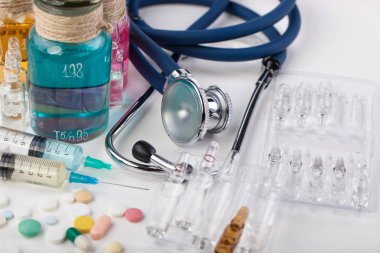 Beyaz arka planda enjeksiyon için tıbbi şırıngalar