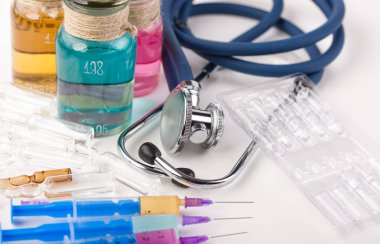 Beyaz arka planda enjeksiyon için tıbbi şırıngalar