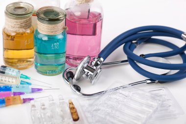 Beyaz arka planda enjeksiyon için tıbbi şırıngalar