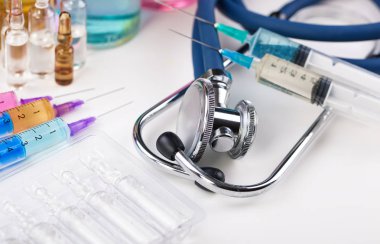 Beyaz arka planda enjeksiyon için tıbbi şırıngalar