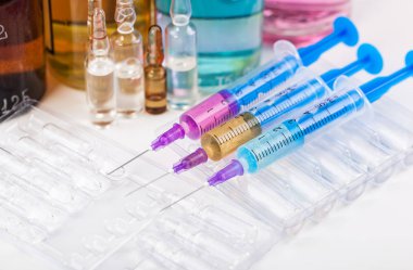 Beyaz arka planda enjeksiyon için tıbbi şırıngalar
