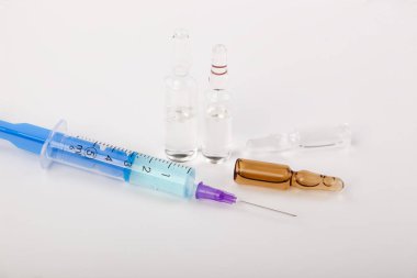 Beyaz arka planda enjeksiyon için tıbbi şırıngalar