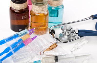 Beyaz arka planda enjeksiyon için tıbbi şırıngalar